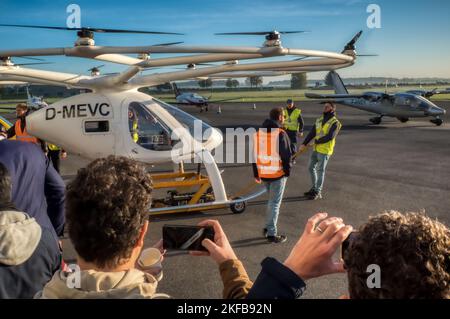 Flugtaxi eVTOL. Volocopter VoloCity an einem Vertiport auf dem Flugplatz Pontoise-coreilles, nordwestlich von Paris, Frankreich Stockfoto