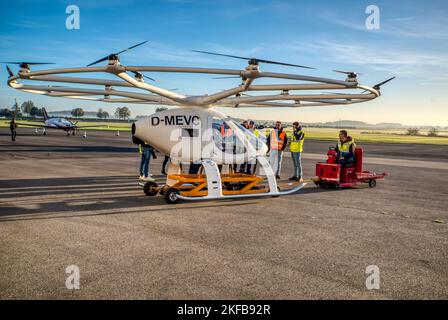 Flugtaxi eVTOL. Volocopter VoloCity an einem Vertiport auf dem Flugplatz Pontoise-coreilles, nordwestlich von Paris, Frankreich Stockfoto