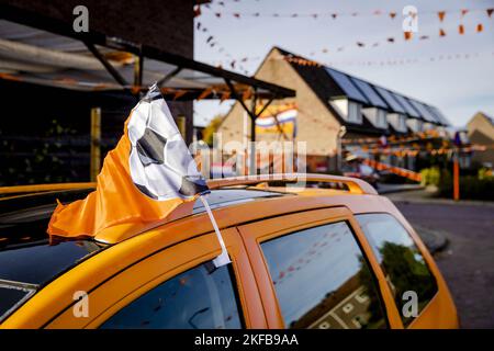 APELDOORN - Orange Dekorationen in einer Straße, im Vorfeld der WM in Katar. Die niederländische Nationalmannschaft wird am 21. November ihr erstes Gruppenspiel gegen Senegal spielen. ANP SEM VAN DER WAL niederlande Out - belgien Out Stockfoto