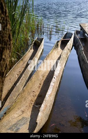 Zwei Kanus am Ufer des Lake Bunyonyi (Uganda), sonniger Tag im Sommer Stockfoto