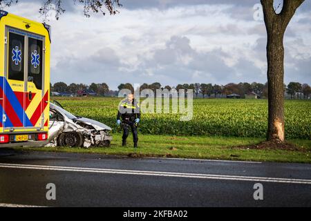 Hoogezand - Auto kollidiert mit Baum entlang der Provinzstraße in Hoogezand. ANP / Hollandse Hoogte Venema Media niederlande Out - belgien Out Stockfoto