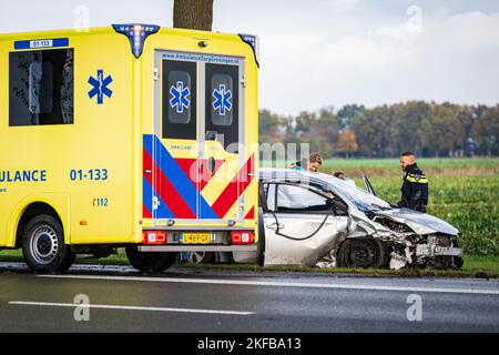 Hoogezand - Auto kollidiert mit Baum entlang der Provinzstraße in Hoogezand. ANP / Hollandse Hoogte Venema Media niederlande Out - belgien Out Stockfoto