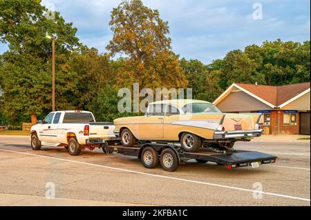 Carleton MI - 17. September 2022: 57 Chevy auf einem Anhänger, der mit dem Pickup gezogen wird Stockfoto