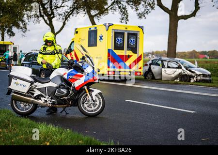 Hoogezand - Auto kollidiert mit Baum entlang der Provinzstraße in Hoogezand. ANP / Hollandse Hoogte Venema Media niederlande Out - belgien Out Stockfoto