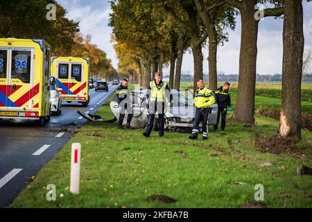 Hoogezand - Auto kollidiert mit Baum entlang der Provinzstraße in Hoogezand. ANP / Hollandse Hoogte Venema Media niederlande Out - belgien Out Stockfoto
