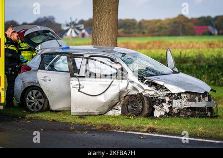 Hoogezand - Auto kollidiert mit Baum entlang der Provinzstraße in Hoogezand. ANP / Hollandse Hoogte Venema Media niederlande Out - belgien Out Stockfoto