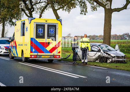 Hoogezand - Auto kollidiert mit Baum entlang der Provinzstraße in Hoogezand. ANP / Hollandse Hoogte Venema Media niederlande Out - belgien Out Stockfoto