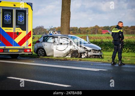 Hoogezand - Auto kollidiert mit Baum entlang der Provinzstraße in Hoogezand. ANP / Hollandse Hoogte Venema Media niederlande Out - belgien Out Stockfoto