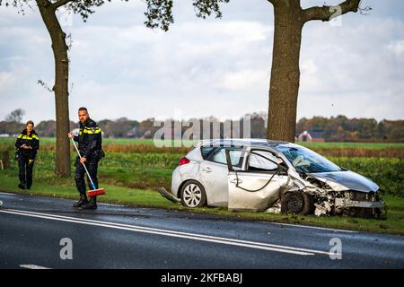 Hoogezand - Auto kollidiert mit Baum entlang der Provinzstraße in Hoogezand. ANP / Hollandse Hoogte Venema Media niederlande Out - belgien Out Stockfoto