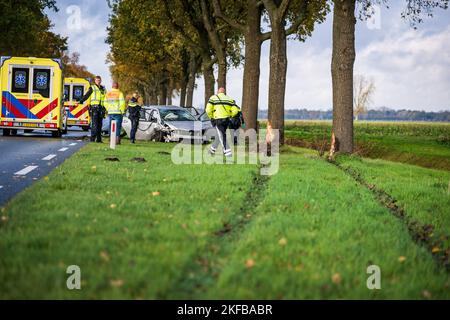 Hoogezand - Auto kollidiert mit Baum entlang der Provinzstraße in Hoogezand. ANP / Hollandse Hoogte Venema Media niederlande Out - belgien Out Stockfoto