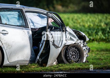 Hoogezand - Auto kollidiert mit Baum entlang der Provinzstraße in Hoogezand. ANP / Hollandse Hoogte Venema Media niederlande Out - belgien Out Stockfoto