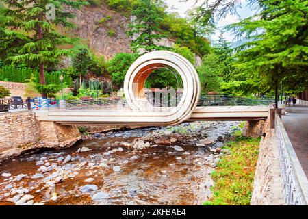 Borjomi, Georgia - 01. September 2021: Twirl Bridge oder Mobius Loop Bridge durch den Fluss Borjomula in der Stadt Borjomi. Borjomi ist ein Ferienort in Samtskh Stockfoto