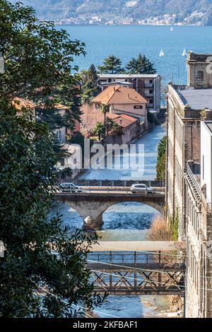 Luftaufnahme der überdachten Brücke von Bellano Stockfoto