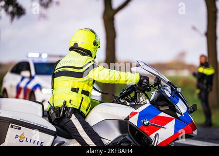 Hoogezand - Rettungsdienste sind bei einem schweren Unfall vor Ort. ANP / Hollandse Hoogte Venema Media niederlande Out - belgien Out Stockfoto