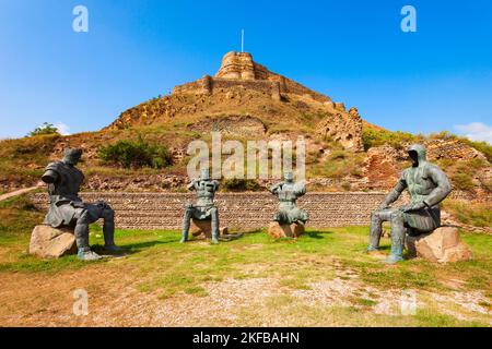 Gori, Georgien - 01. September 2021: Denkmal für georgische heldenhafte Soldaten in der Nähe der Festung Gori, Georgien. Es ist eine mittelalterliche Zitadelle, die sich über der Stadt befindet Stockfoto