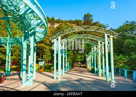 Borjomi, Georgia - 01. September 2021: Glaspavillon über der heißen Quelle des Mineralwassers im Borjomi Central Park. Borjomi ist ein Ferienort in Samtskhe Stockfoto