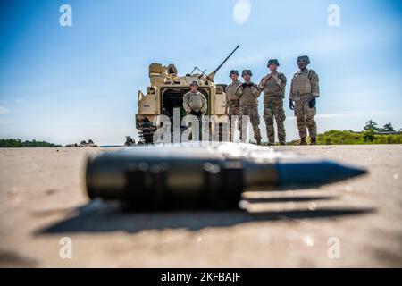 FORT BENNING, Ga. – Soldaten, die Bravo Truppe, 2. Squadron, 15. Kavallerieregiment, 194. Panzerbrigade zugeordnet sind, feuern das 25 mm M242 Kettengewehr und das M240 7,62 mm Maschinengewehr, das auf dem Bradley-Kampffahrzeug montiert ist, während einer Feuerübung am 01. September 2022 in Ware Range, Fort Benning, Georgia. Die Kampffahrzeuge Der Jahre m2 und M3 von Bradley sind leicht gepanzerte, vollständig spurgetrackte Transportfahrzeuge, die eine Gelandfahrfähigkeit, eine montierte Feuerkraft und Schutz vor Artillerie- und Kleinwaffenbeschuss bieten. Sie werden in mechanisierten Infanterie- und gepanzerten Kavalleriekämpfen eingesetzt. Stockfoto