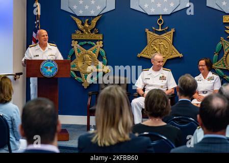 WASHINGTON (2. September 2022) – der Leiter der Marineoperationen ADM. Mike Gilday hält während der Zeremonie zum Amtswechsel des stellvertretenden Leiters der Marineoperationen im Pentagon am 2. September. Lisa Franchetti wurde als 42. Vice Chief of Naval Operations vereidigt, als sie während der Zeremonie Aufgaben von William Lescher übernahm. CNO, Fanchetti, Gilday, VCNO, Stockfoto
