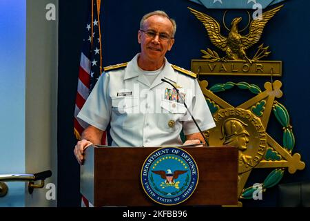 WASHINGTON (Sept 2, 2022) – Adm. William Lescher hält während der Amtswechselzeremonie für den stellvertretenden Leiter der Marineoperationen, die am 2. September im 5. Adm. Lisa Franchetti wurde 42. als Vice Chief of Naval Operations vereidigt, als sie während der Zeremonie die Aufgaben von Lescher übernahm. Stockfoto