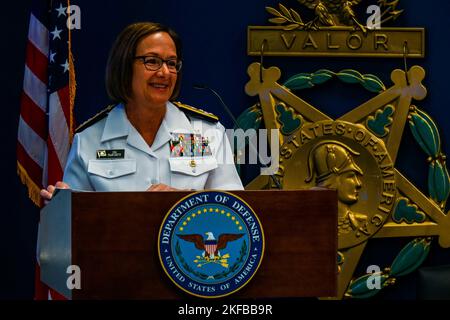 WASHINGTON (Sept 2, 2022) – Adm. Lisa Franchetti hält während der Amtswechselzeremonie für den Vice Chief of Naval Operations, die am 2. September im 5. Franchetti wurde 42. als Vice Chief of Naval Operations vereidigt, als sie von ADM Aufgaben übernahm. William Lescher während der Zeremonie. Stockfoto