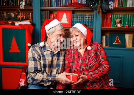 Porträt von niedlichen älteren Paar Weihnachten feiern. Frohe Feiertage Stockfoto