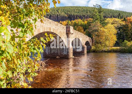 Herbstfarben von Old Royal Bridge eröffnet von Queen Victoria im Jahr 1885 über den Fluss Dee in Ballater, Aberdeenshire, Schottland, Großbritannien Stockfoto