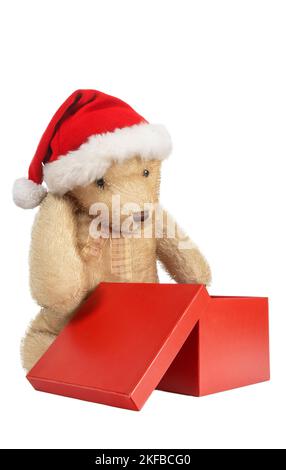 teddybär steht neben einem Geschenkpaket isoliert auf weißem Hintergrund Stockfoto