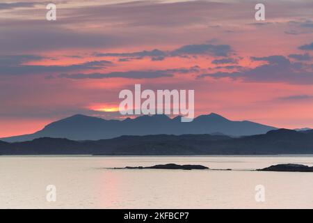 Der Blick über Enard Bay auf die Berge von Assynt und Inverpolly in Dawn, Coigach Peninsula, Assynt, Highlands, Schottland, VEREINIGTES KÖNIGREICH Stockfoto