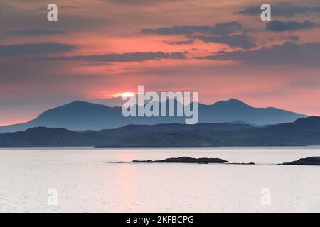 Der Blick über Enard Bay auf die Berge von Assynt und Inverpolly in Dawn, Coigach Peninsula, Assynt, Highlands, Schottland, VEREINIGTES KÖNIGREICH Stockfoto