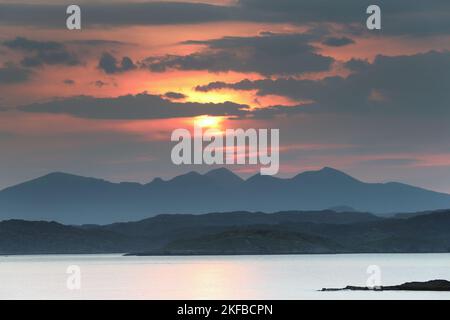 Der Blick über Enard Bay auf die Misty Mountains von Assynt und Inverpolly kurz nach Sonnenaufgang, Coigach Peninsula, Assynt, Highlands, Schottland, VEREINIGTES KÖNIGREICH Stockfoto