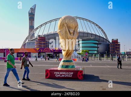 DOHA 20221116 Eine riesige Nachbildung der Trophäe der FIFA-Weltmeisterschaft vor dem Khalifa International Stadiume, das eines von acht Stadien in Doha ist Stockfoto