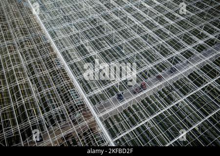 VENLO - Ein Drohnenfoto vom Gewächshaus-Gartenbau in Venlo. Viele Gärtner mit Gewächshäusern laufen wegen der hohen Energiepreise Gefahr, in finanzielle Schwierigkeiten zu geraten. ANP / Hollandse Hoogte / Rob Engelaar niederlande Out - belgien Out Stockfoto