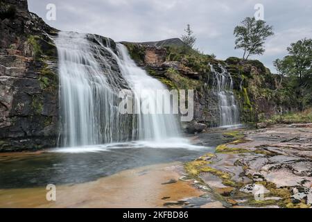 Die Ardessie Falls, mit dem Corbett von Sail Mhor dahinter, Dundonnell, NW Highlands, Schottland, Großbritannien Stockfoto