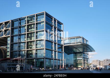 Berlin, Deutschland - September 2022: Fassadenblick auf den Berliner Hauptbahnhof (Berliner Hauptbahnhof, Berliner Hbf). Stockfoto