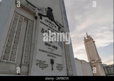 Uhrturm-Denkmal für Seeleute, die auf See verloren gegangen sind, St. Lawrence River, Montreal, Quebec, Kanada Stockfoto