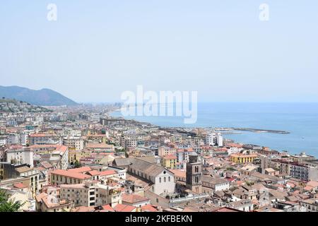 SALERNO, ITALIEN - 21. JUNI 2022: Blick auf Salerno, eine Stadt in der Region Kampanien, Süditalien. Stockfoto