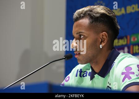 Turin, Italien, 18.. November 2022. Rodrygo aus Brasilien reagiert auf eine Pressekonferenz im J Hotel, Turin. Bilddatum: 18.. November 2022. Bildnachweis sollte lauten: Jonathan Moscrop/Sportimage Stockfoto