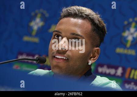 Turin, Italien, 18.. November 2022. Rodrygo aus Brasilien reagiert auf eine Pressekonferenz im J Hotel, Turin. Bilddatum: 18.. November 2022. Bildnachweis sollte lauten: Jonathan Moscrop/Sportimage Stockfoto