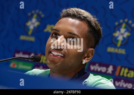 Turin, Italien, 18.. November 2022. Rodrygo aus Brasilien reagiert auf eine Pressekonferenz im J Hotel, Turin. Bilddatum: 18.. November 2022. Bildnachweis sollte lauten: Jonathan Moscrop/Sportimage Stockfoto