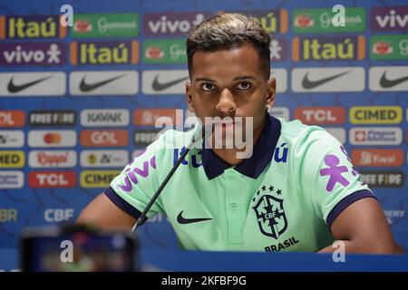 Turin, Italien, 18.. November 2022. Rodrygo aus Brasilien reagiert auf eine Pressekonferenz im J Hotel, Turin. Bilddatum: 18.. November 2022. Bildnachweis sollte lauten: Jonathan Moscrop/Sportimage Stockfoto