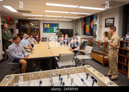 Bef. Richard Rosenbusch, rechts, aus New Baltimore, Michigan, USS Gerald R. Fords (CVN 78) Assistant Air Officer, spricht mit den Midshipmännern des Reserve Training Corps der University of Michigan an der Universität in Ann Arbor, Michigan, 2. September 2022. Zwölf Ford-Seeleute reisten zum jährlichen Namensvetter-Besuch des Schiffes nach Michigan, um mehr über das Erbe von Präsident Gerald R. Ford zu erfahren und sich mit lokalen Mitgliedern in Grand Rapids, Ann Arbor und Albion zu verbinden. Stockfoto