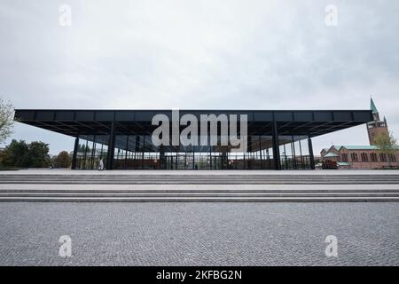 Berlin, Deutschland - September 2022: Die Neue Nationalgalerie im Kulturforum ist das Museum, das von Ludwig Mies van der Rohe entworfen wurde Stockfoto