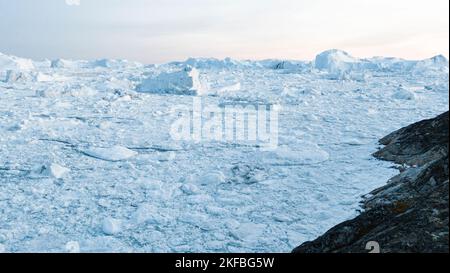 Konzept der globalen Erwärmung und des Klimawandels. Eisberg-Luftdrohnenaufnahme von riesigen Eisbergen in der Disko Bay auf grönland in Ilulissat eisefjord vom Schmelzen Stockfoto