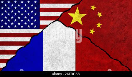 USA, China und Frankreich fahnen gemeinsam an der Wand. Diplomatische Beziehungen zwischen den Vereinigten Staaten von Amerika, Frankreich und China Stockfoto