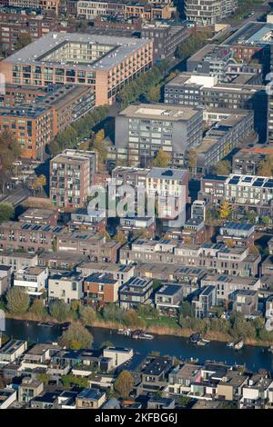 Typische holländische Häuser: Luftaufnahme von neuen Häusern in der Nähe von Amsterdam Stockfoto