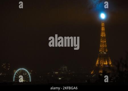 Das Foto zeigt den Eiffelturm und das im Nebel beleuchtete Riesenrad in Paris, Frankreich, am 16. November 2022. Foto von Aurelien Morissard/ABACAPRESS.COM Stockfoto