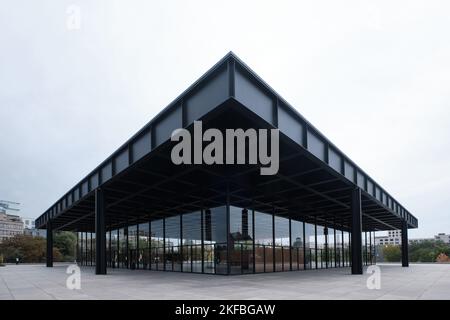 Berlin, Deutschland - September 2022: Die Neue Nationalgalerie im Kulturforum ist das Museum, das von Ludwig Mies van der Rohe entworfen wurde Stockfoto