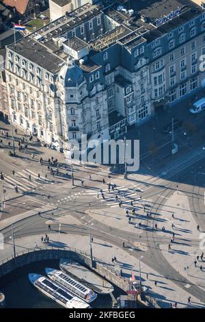 Luftaufnahme von Menschen von oben auf Damrak, Amsterdam, Niederlande Stockfoto