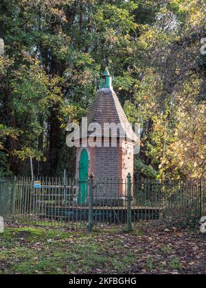 Kleines Gebäude, vermutlich der Eingang zu einem Fußgängertunnel unter der Themse (siehe Hinweise), besdie Twickenham Bridge, London, Großbritannien. Stockfoto