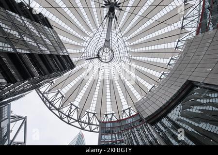 Berlin, Deutschland - September 2022: Zeltglasdach mit Wolkenkratzern des Sony Centers, Potsdamer Platz Stockfoto